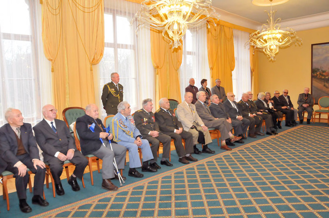 Veteráni v salonku Praha na Ministerstvu obrany ČR před zahájením setkání (2)