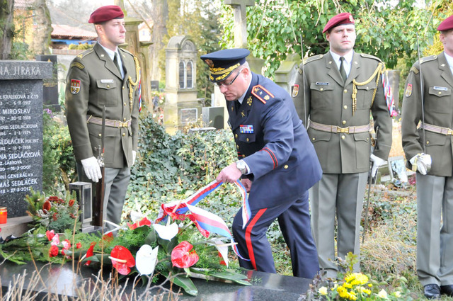Poté smuteční kytici k hrobu položil také náčelník Vojenské kanceláře prezidenta republiky generál Zdeněk Jakůbek