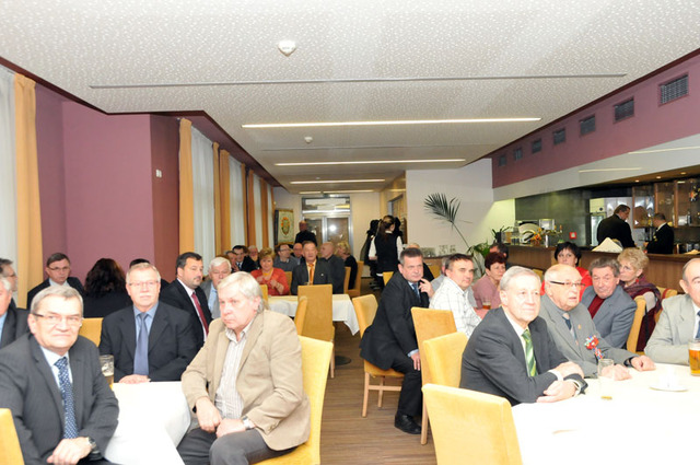 Účastníci setkání, které se konalo ve Vojenském klubu Domu armády Praha (2)