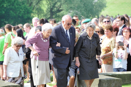 Jako první smuteční věnec svým vrstevníkům položili ti, kteří před 73 lety měli štěstí a dožili se dnešních dnů - lidické děti