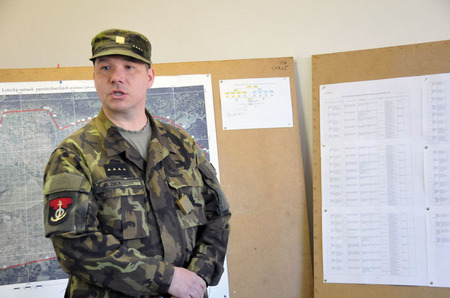 Velitel pyrotechnického odřadu, který čistí vybrané lokality od nevybuchlé munice, kapitán Aleš Zika uvedl, že jeho lidé pracují podle potřeby osm měsíců v roce