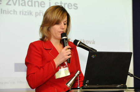 Účastníky odborného shromáždění přivítala v konferenčním sále Domu armády Praha Jitka Jonitová z Úřadu státního odborného dozoru