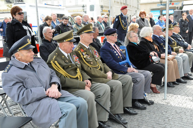 Čestnými hosty setkání na Staroměstském náměstí byli váleční veteráni a účastníi či pamětníci povstání v roce 1945 v Praze