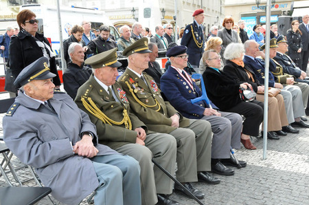 Čestnými hosty setkání na Staroměstském náměstí byli váleční veteráni a účastníi či pamětníci povstání v roce 1945 v Praze