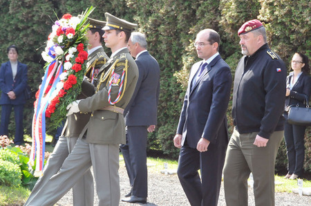 Pietní vzpomínky na hřbitově v pražských Ďáblicích se za Ministerstvo obrany ČR zúčastnili Jiří Borovec a generál Aleš Opata