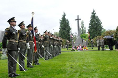 Čestná jednotka AČR přispěla ke slavnostnímu rázu pietní vzpomínky na padlé ze 2. světové války