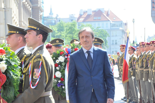 Za Vládu České republiky položil smuteční věnec k pamětní desce na chrámu sv. Cyrila a Metoděje v pražské Resslově ulici ministr obrany Martin Stropnický