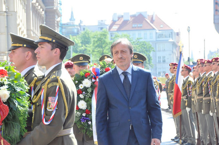 Za Vládu České republiky položil smuteční věnec k pamětní desce na chrámu sv. Cyrila a Metoděje v pražské Resslově ulici ministr obrany Martin Stropnický