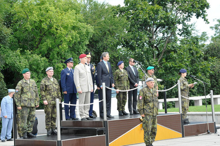 Tribuna s čestnými hosty slavnostního nástupu