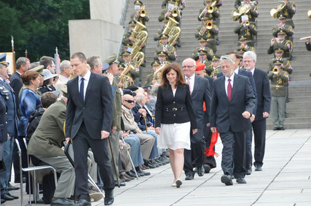 Příchod hostů na Čestný dvůr Národního památníku na Vítkově