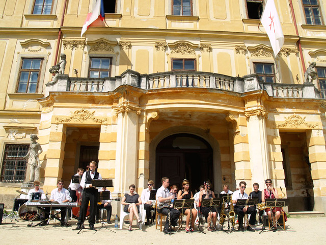 Zámek je dominantou města a tak se  žádná kulturní akce většího rozsahu neobejde bez jeho kulis. Samotní Cyriáci se snaží přivést na zámek návštěvníky, a to třeba i pořádáním koncertů. Ten poslední se konal v neděli 10 srpna 2014