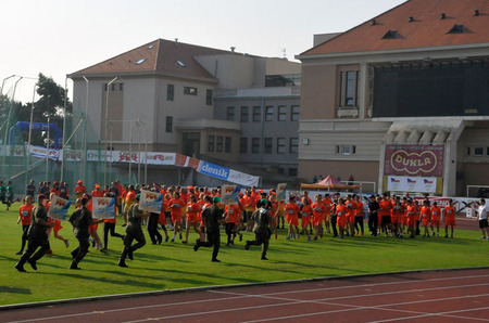 Nástup sportovců a vojáků na plochu stadionu ASC DUKLA na pražské Julisce k vytvoření obrazce