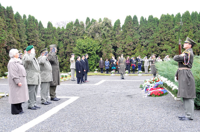 Z pietního aktu na čestném pohřebišti ďáblického hřbitova - věnce k památníku položili také představitelé veteránských organizací