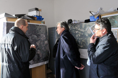 Vysvětlili mu složitost celé situace na mapách - vpravo náměstek ministra obrany Tomáš Kuchta