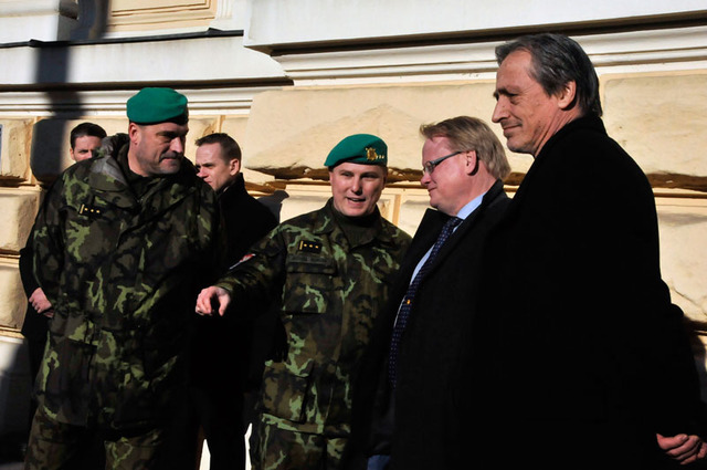 Ředitel Vojenského historického ústavu plukovník Aleš Knížek a a jeho zástupce plukovník Michal Burian představili švédskému hostu československý exportní lehký tančík Praga STRV/M 37 (v roce 1938 bylo vyvezeno 48 kusů do Švédského království, kde sloužil v letech 1938 až 1953)