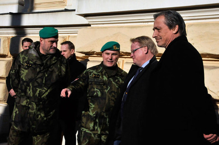 Ředitel Vojenského historického ústavu plukovník Aleš Knížek a a jeho zástupce plukovník Michal Burian představili švédskému hostu československý exportní lehký tančík Praga STRV/M 37 (v roce 1938 bylo vyvezeno 48 kusů do Švédského království, kde sloužil v letech 1938 až 1953)