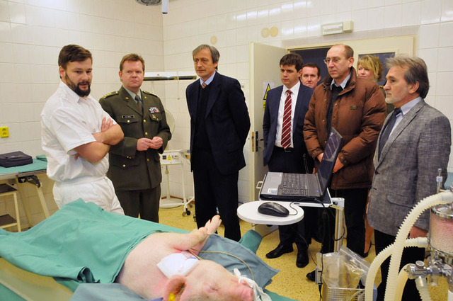 MVDr. Michal Pavlík (vlevo) představil hostům své pracoviště pro praktickou výuku studentů.