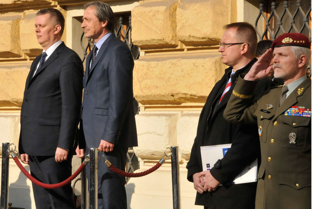 Z přivítání polského hosta - zleva: ministr národní obrany Polska Tomasz Siemoniak, ministr obrany ČR Martin Stropnický, náměstek pro řízení sekce obranné politiky a strategie MO Daniel Koštoval a náčelník GŠ AČR armádní generál Petr Pavel