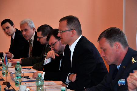 Českou delegaci vedl náměstek MO ČR Daniel Koštoval (druhý zprava)
