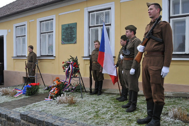 Z oslav narozenin armádního generála Ludvíka Svobody, který byl sedm let prezidentem republiky. Čestnou stráž stáli u pamětní desky na rodném domku členové klubů vojenské historie až z Ostravy.