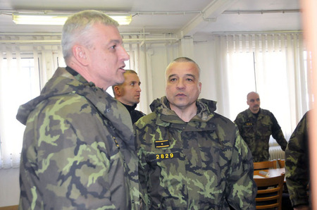 Na plynulý přesun Američanů v České republice dohlížejí generálové František Malenínský (vlevo ) a Milan Schulc 