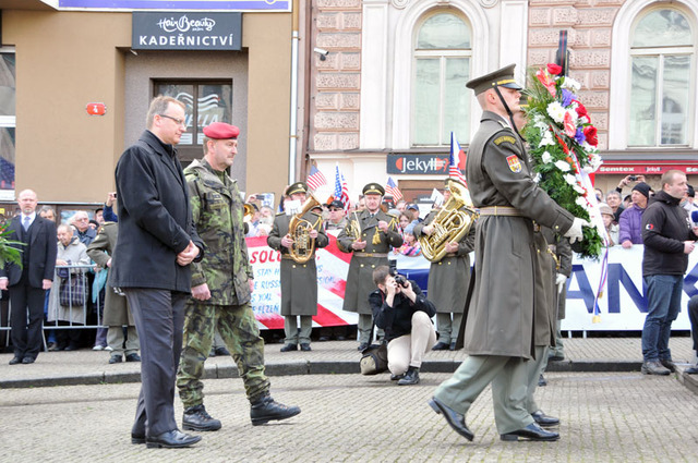 K pomníku Díky Ameriko! v Plzni položili smuteční věnec Ministerstva obrany a Generálního štábu AČR náměstek ministra obrany Daniel Koštoval a brigádní generál Ladislav Jung