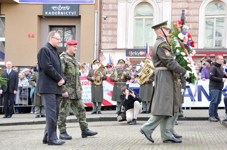 K pomníku Díky Ameriko! v Plzni položili smuteční věnec Ministerstva obrany a Generálního štábu AČR náměstek ministra obrany Daniel Koštoval a brigádní generál Ladislav Jung