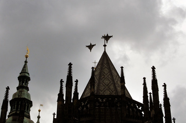 Atmosféru slavnostního zahájení výstavy umocnil průlet dvou strojů JAS-39 Gripen, které měly tentokráte povolen vstup do bezletové zóny nad Pražským hradem