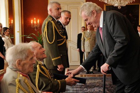 Jmenovací dekret přebírá z rukou hlavy státu válečný veterán generálporučík Jaroslav Klemeš