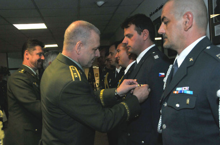 Předání medaile udělené ministrem obrany