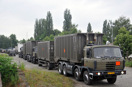 Technika chrudimských výsadkářů na nádraží v Pardubicích
