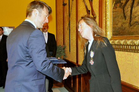 Náměstek ministra obrany předává Isabelle Sandifort-Pellé Vyznamenání Zlaté lípy ministra obrany ČR 