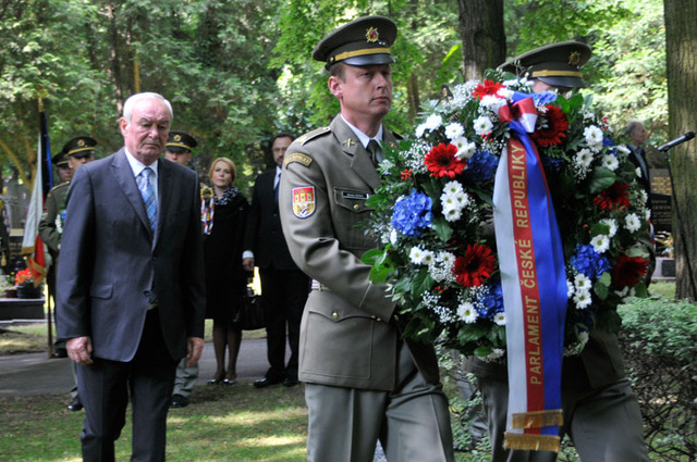 Následoval věnec Senátu Parlamentu ČR, který položil první místopředseda Přemysl Sobotka