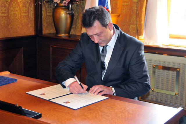 Podpisy státních zaměstnanců stvrdil státní tajemník Ministerstva obrany ČR Petr Vančura