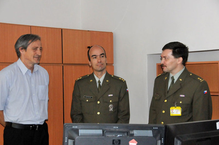 Jednotlivými pracovišti centra provedli hosta podplukovníci Jaroslav Pachlopník a Tomáš Hrabovský