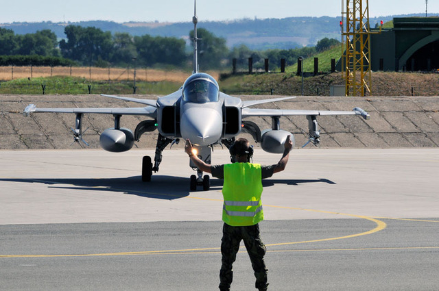 Pilot jednoho z gripenů  dostal pokyn k vyjetí ze stojanky
