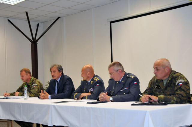 Na besedě s příslušníky útvarů v Pardubicích ministr zdůraznil, že příchod armády do Vrbětic vloni o Vánocích místní obyvatelé velmi ocenili. 