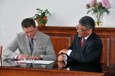 Státní tajemník potvrdil svým podpisem splnění náležitostí, které vyžaduje zákon o státní službě