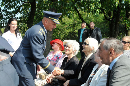 Velitel Vzdušných sil AČR generál Libor Štefánik se zdraví s vdovou po legendárním veliteli generálu Františku Fajtlovi Hanou