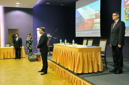 Slavnostní slib byl zahájen státní hymnou