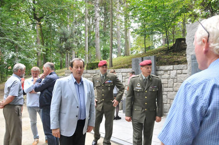 Krátce poté, co byl památník otevřen opět pro širokou veřejnost - v popředí starosta města Jindřichův Hradec Stanislav Mrvka