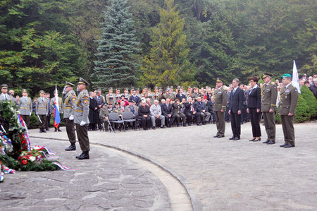 Čest a úctu hrdinům od Dukly vzdali položením smutečního věnce také představitelé české delegace