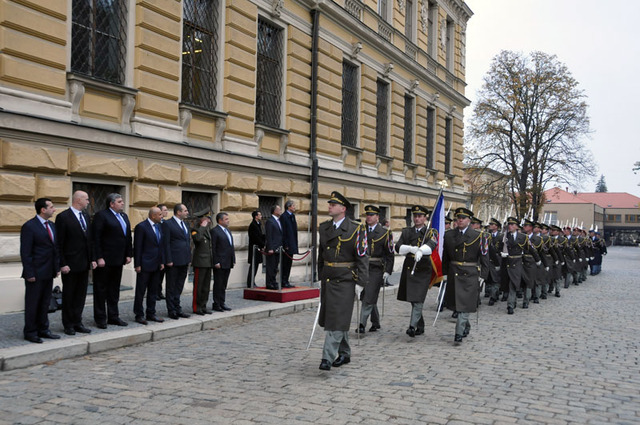 Slavnostní pochod vojáků Čestné jednotky AČR při uvítání arménské delegace