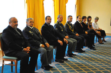 Hlavní aktéři slavnostního ceremoniálu, kteří budou za malou chvíli oceněni za vynikající splnění služebních a pracovních výsledků