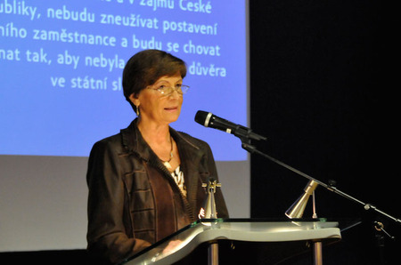 Ředitelka kanceláře státního tajemníka Jaroslava Přibylová přečetla slib státního úředníka