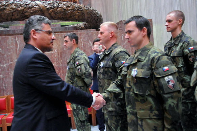 Náměstek Tomáš Kuchta blahopřeje jednomu z vojáků k udělenému ocenění