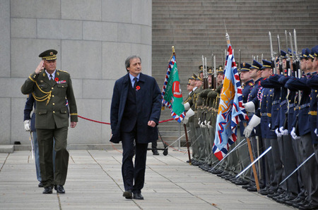 Ministr obrany Martin Stropnický spolu s náčelníkem GŠ AČR generálporučíkem Josefem Bečvářem při přehlídce nastoupených jednotek Armády České republiky a Hradní stráže