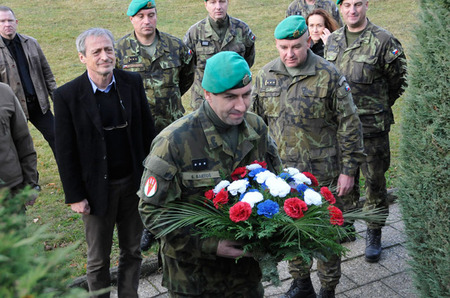 Ministr obrany položil květiny u památníku akademiků a pietního místa padlých příslušníků 7. mb v zahraničních operacích