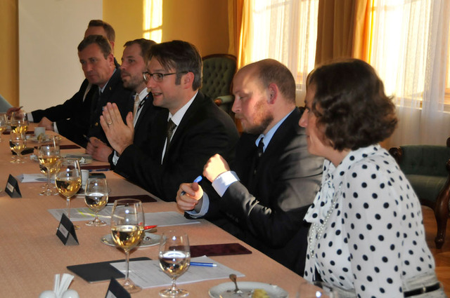 Česká delegace při pracovním obědě 