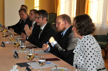 Česká delegace při pracovním obědě 